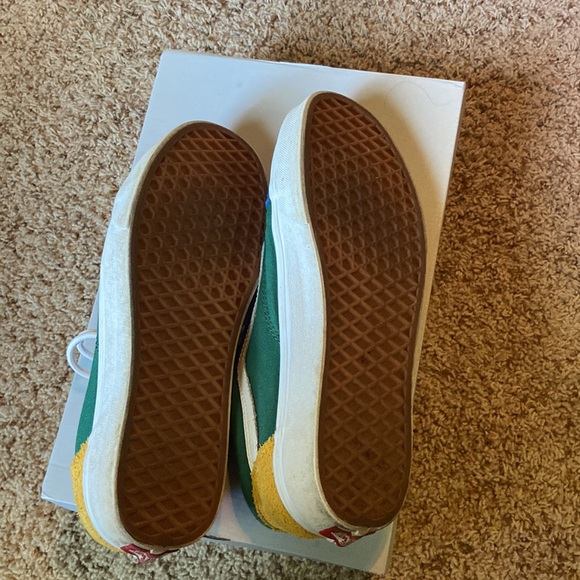 Men’s Vans (9.5) - Picture 4 of 4